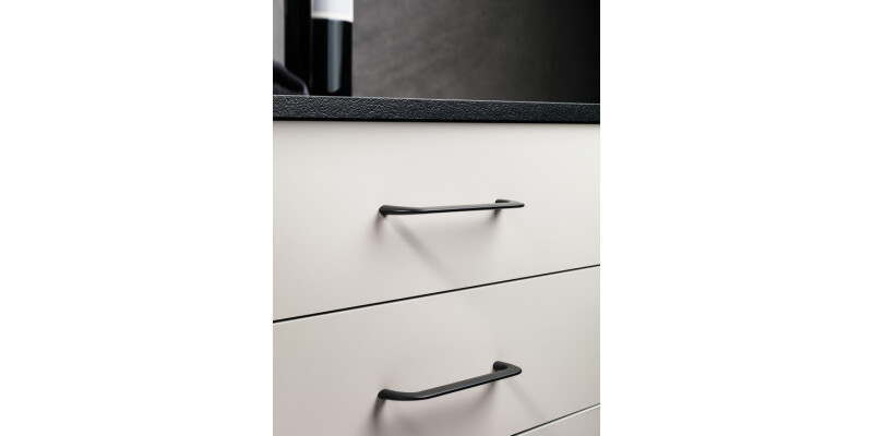 Curly D Pull Hdl ZA Black 64mm cc